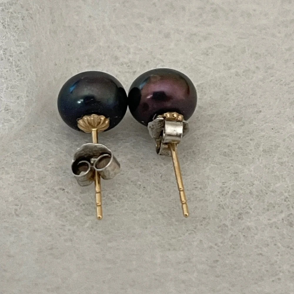 Black Pearl Stud earrings - Picture 2 of 3